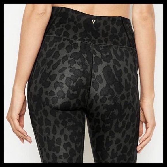 VICTORIA’S SECRET Flow On Point High Rise Pocket Legging Black Leopard Print - Picture 4 of 11